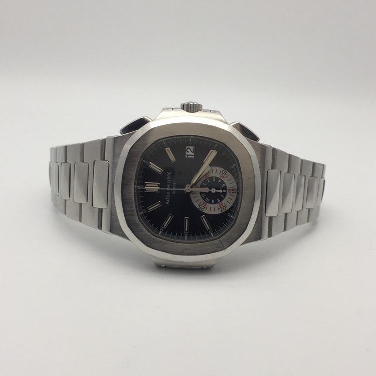 PATEK PHILIPPE 百达翡丽 NAUTILUS 运动系列，5980/1A-001。40.5毫米表径，精钢表壳，深蓝色面盘，纯金立体时标，覆荧光涂层，3点位置日期显示，计时功能，Cal.CH 28-520 C自动上弦机械机芯，动力储备55小时。专柜定价：358700元。 单表无附件。