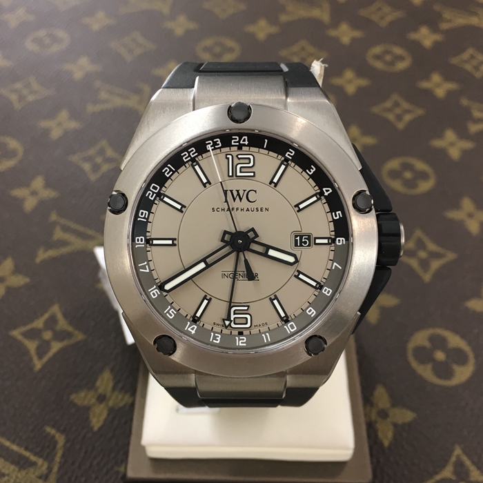 IWC 万国 工程师系列 IW326403。45毫米表径，钛金属表壳，深棕色表盘，三点位置视窗式日期显示，蓝宝石水晶玻璃表镜，自动上弦机械机芯，动力储备42小时。专柜定价：69000港币。 全套附件齐全。