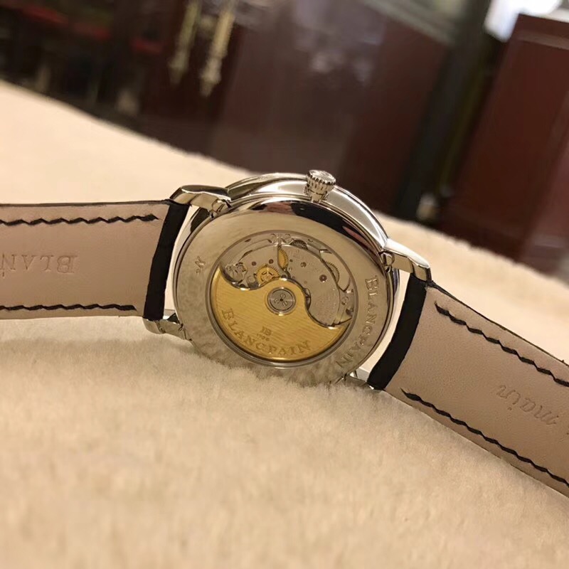 Blancpain 宝珀 Villeret 经典系列，6654-1127-55B，精钢表壳，40毫米表径，白色面盘，罗马数字时标，6点位置月相显示，12点位置为星期、月份显示。Cal.6654 自动上弦机芯，动力储备72小时。专柜售价：115500元。 单表附保卡。