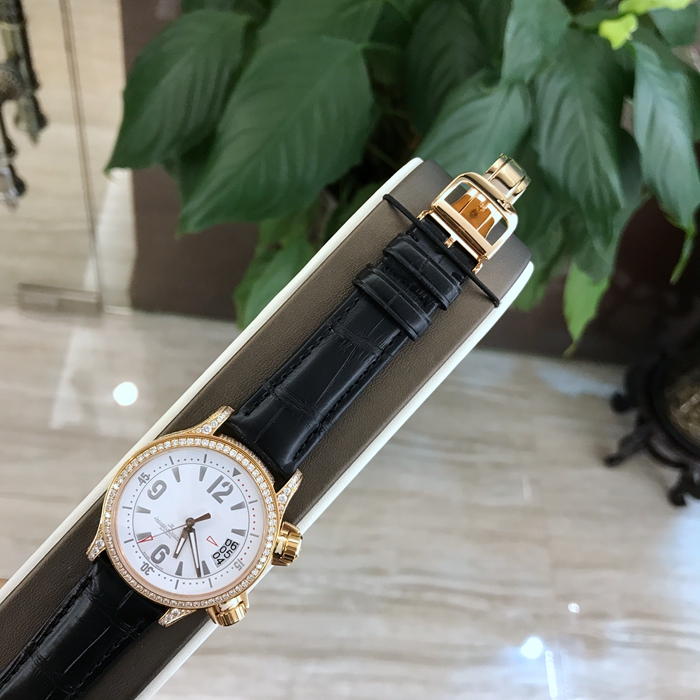 Jaeger-LeCoultre 积家 MASTER COMPRESSOR系列，36.6毫米表径。18K玫瑰金表壳镶钻。白色面盘，3点位置两地时日历显示。蓝宝石水晶玻璃表镜。自动上弦机械机芯。