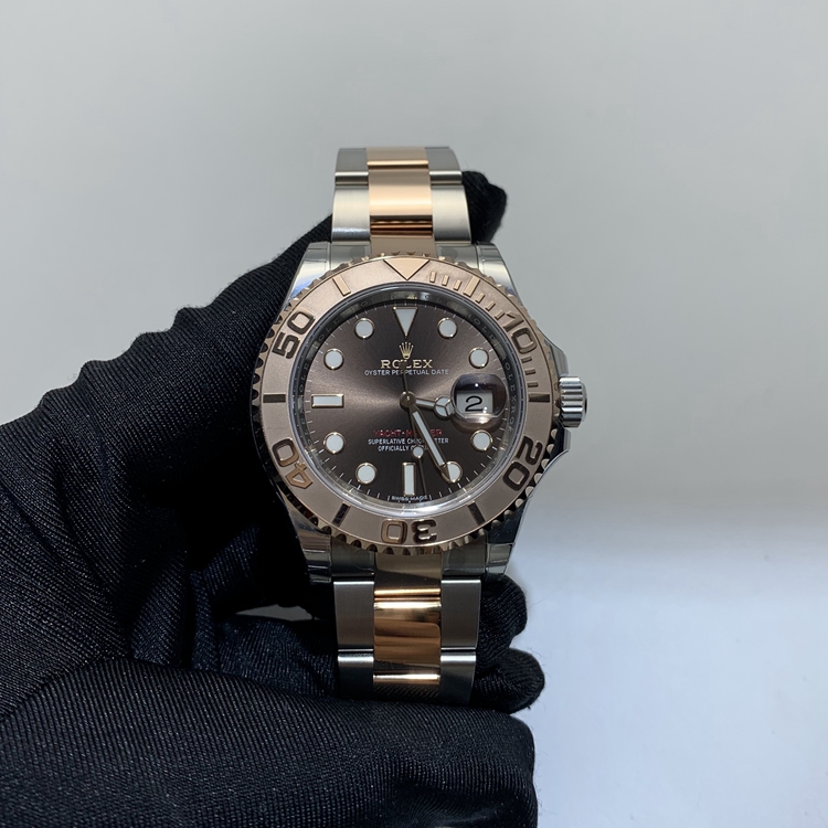 Rolex 劳力士 游艇名仕型系列，116621。40毫米表径，精钢/18K玫瑰金表壳，外圈60分钟渐进刻度双向旋转外圈配凸现数字，巧克力色面盘，易读Chromalight夜光显示配长效蓝色亮光物料，中央时、分及秒针，表面设瞬跳日历，快速更正；秒针暂停功能以准确调校时间。自产3135自动上弦机械机芯，动力储备48小时。专柜定价：109900元。 全套附件齐全。