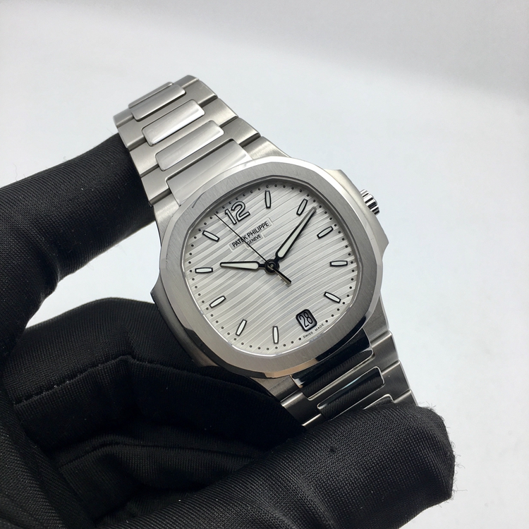 PATEK PHILIPPE 百达翡丽 NAUTILUS 运动系列，7118/1A-010。35.2毫米表径，精钢表壳，银白色表盘，覆荧光涂层的金质立体时标，6点位置日期显示，Cal.324 S C自动上弦机械机芯，动力储备45小时。专柜定价：181800元。 全套附件齐全。PATEK PHILIPPE 百达翡丽 NAUTILUS 运动系列，7118/1A-010。35.2毫米表径，精钢表壳，银白色表盘，覆荧光涂层的金质立体时标，6点位置日期显示，Cal.324 S C自动上弦机械机芯，动力储备45小时。专柜定价：181800元。 全套附件齐全。