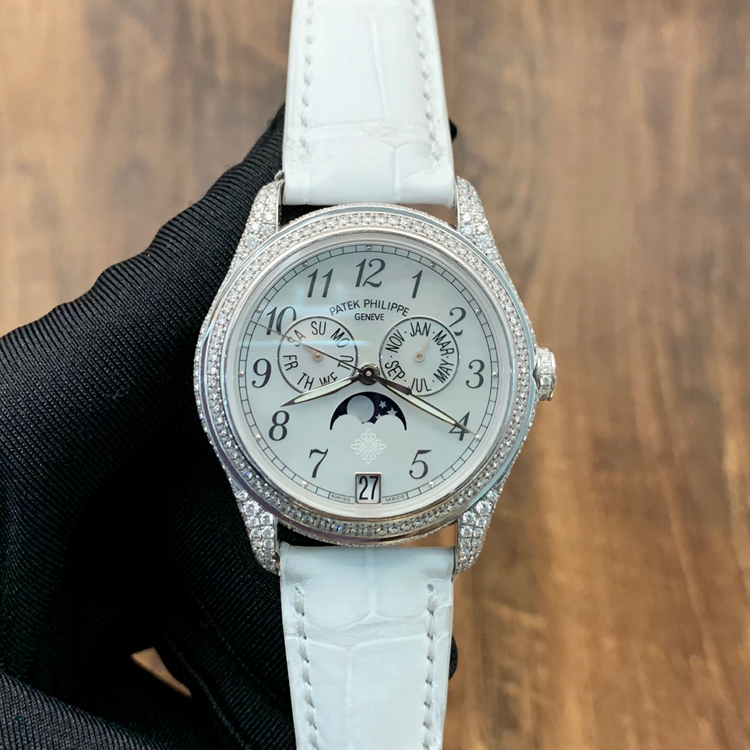 PATEK PHILIPPE 百达翡丽 复杂功能时计系列，4937G-001。37毫米表径，珍珠贝母面，宝玑式字块，3点位置为月份显示，6点位置为视窗式日期显示，9点位置为星期显示，月相显示功能，Cal.324 S QA LU自动上弦机械机芯，动力储备45小时，专柜定价：515000元。 单表无附件。?