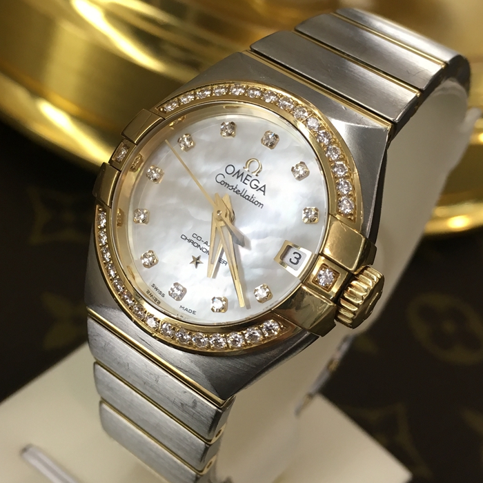 Omega 欧米茄 星座系列，123.25.27.20.55.003。27毫米表径，18K黄金/精钢镶钻，珍珠贝母面，镶钻时标，三点位置视窗式日期显示，自动机械机芯，动力储备50小时。专柜定价：76300元。 全套附件齐全。