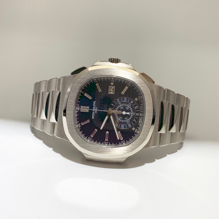 PATEK PHILIPPE 百达翡丽 NAUTILUS 运动系列，5976/1G。44毫米表径，18K白金表壳，蓝色PVD处理的18K金面盘，横向凸纹图案装饰及