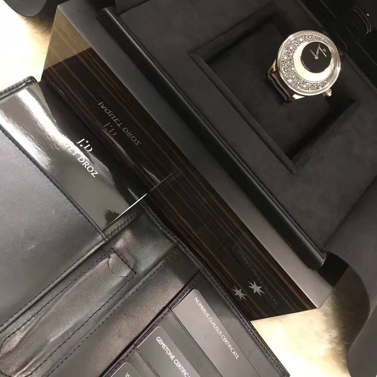 雅克德罗 L-Heure Selenite 月亮之神J005014205，18K白金镶钻表壳，象牙色珍珠贝母面镶黑色缟玛瑙面盘，39mm蓝宝石水晶玻璃镜面及透明表背男表，自动机械，全球限量8支，公价30万人民币。钟意现货一枚，欢迎品鉴。
