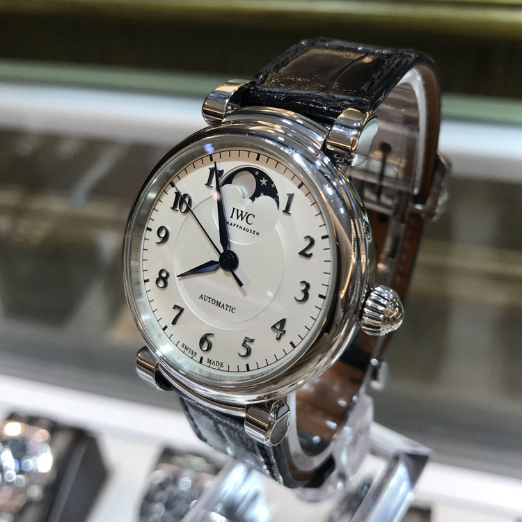 IWC 万国 达文西系列，IW459306。36毫米表径，精钢表壳，白色镀银面盘，12点位置为月相显示，35800自动上弦机械机芯，专柜定价：63700元。 全套附件齐全。