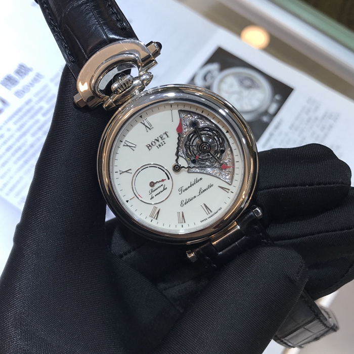 Bovet 播威，AIT 7002。全球限量10支，编号：1 。18K白金表壳，44毫米表径，正反面两用佩戴， 陀飞轮装置，大明火珐琅面盘及白金雕花镂空面两用，也可拆卸做怀表使用。自产13BAO5自动上弦机械机芯。专柜定价：2500000元。 单表附件。