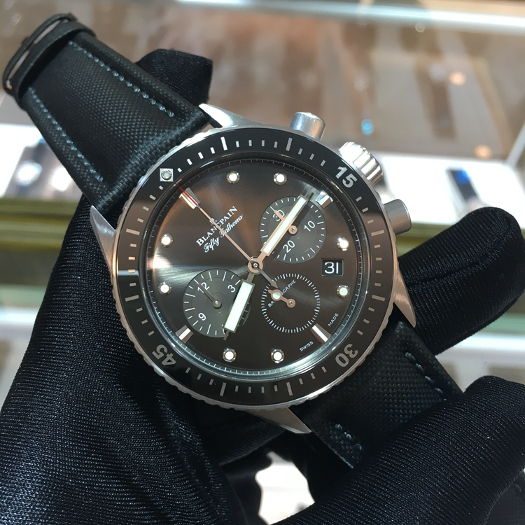 Blancpain 宝珀 五十噚系列，5200-1110-B52A。43毫米表径，精钢表壳，深灰色面盘，日期显示功能，计时功能，F385自动上弦机械机芯，动力储备43小时，专柜定价：112500元。 全套附件齐全。