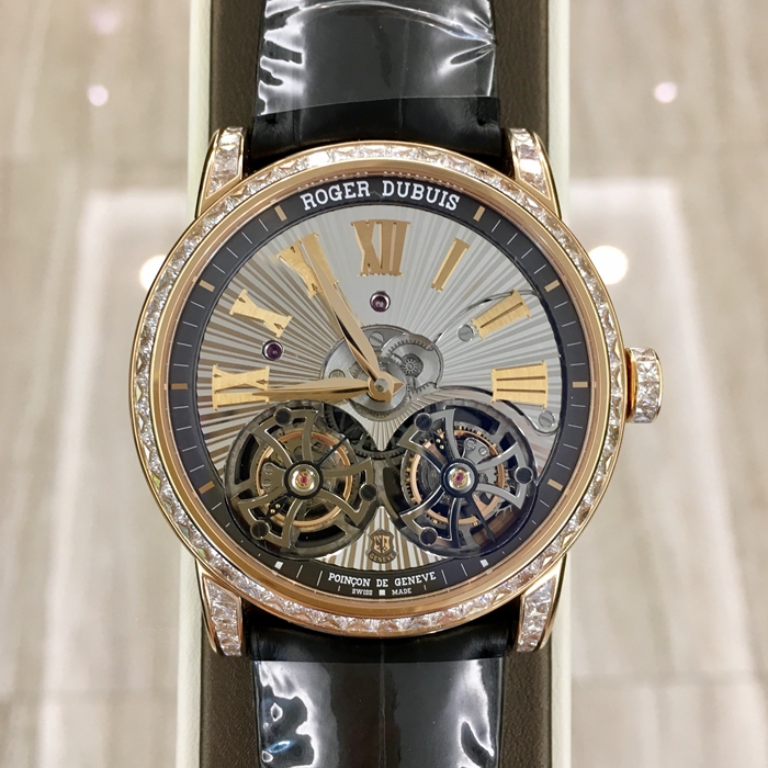 RogerDubuis 罗杰杜彼 Hommage 致敬系列，RDDBHO0570。45毫米表径，18K玫瑰金表壳镶钻，银灰色面盘，罗马数字时标，双陀飞轮装置。手动上弦机械机芯，动力储备50小时。专柜定价：4865000元。 全套附件齐全。