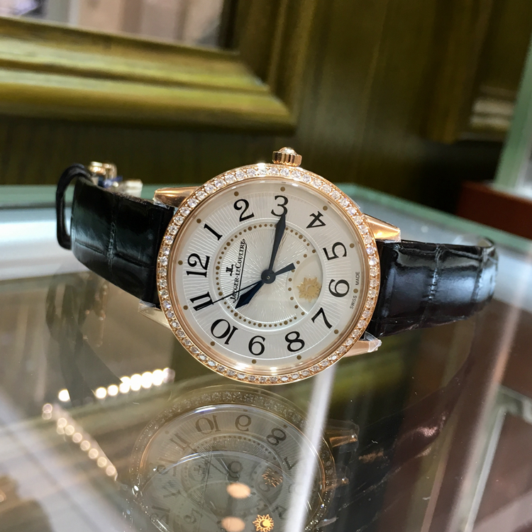 Jaeger-LeCoultre 积家 约会系列，3442420。34毫米表径，18K玫瑰金镶钻表壳，共镶嵌60颗钻石，银色扭索饰纹面盘，黑色移印数字，花形指针，表盘中心设有一个指示器，在晚间呈现月亮和星辰，在日间则呈现太阳图案。这款腕表按照天体运行的规律不断变换，仿佛上演一场极富诗意芭蕾舞。898A/1自动上弦机械机芯，动力储备38小时。专柜定价：164000元。 未使用品全套附件齐全。