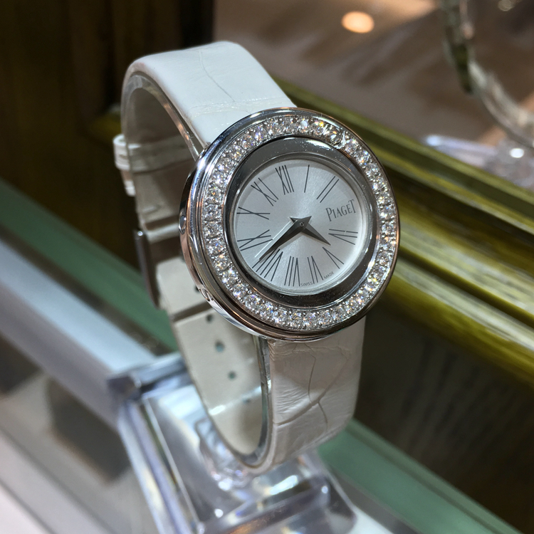 PIAGET 伯爵 POSSESSION 系列，G0A36187。29毫米表径，18k白金镶钻，旋转式表圈，镶衬37颗圆形美钻（约0.7克拉）白色面盘，罗马数字时标，Cal.157P精准石英机芯，专柜定价：107000元。 单表无附件。