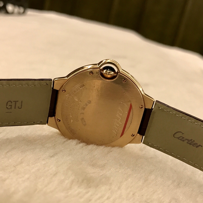 Cartier 卡地亚 Ballon Bleu 蓝气球系列，W6900456。36.6毫米表径，18K玫瑰金表壳，银白色面盘，罗马数字时标，自动上弦机械机芯。专柜定价：105000元。 单表无附件。