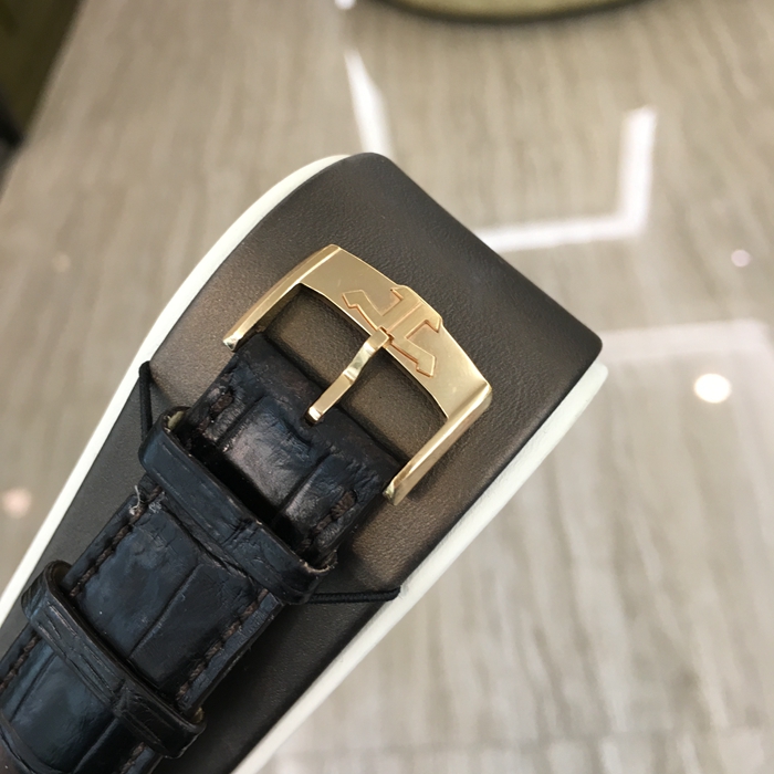 Jaeger-LeCoultre 积家 master 大师系列，1662410。43毫米表径，18K玫瑰金表壳，米黄色面盘，太妃形指针，6点位置陀飞轮装置，自动上弦机械机芯，动力储备45小时。 全套附件齐全。