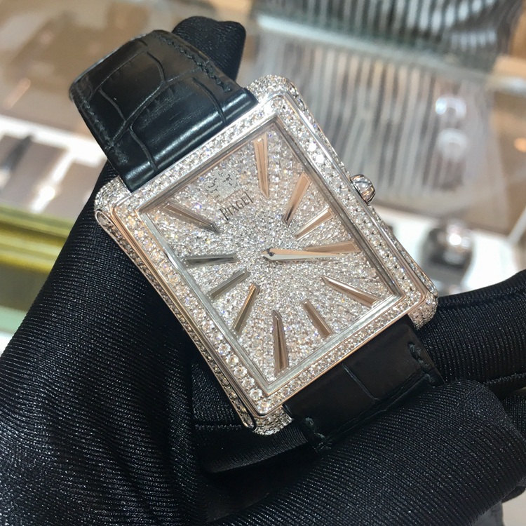 PIAGET 伯爵 BLACK -TIE系列，G0A33075，水蛇腰。18K白金表壳，表盘镶嵌393颗圆形美钻（约重1.3克拉），36 x 46毫米表径。备有时标与18K白金伯爵品牌印记。表扣镶衬43颗圆形美钻（约重0.4克拉）。搭载伯爵制534P自动上链机械机芯。专柜定价：610000元。 密镶美钻的表壳与表盘，让这款Piaget Emperador腕表成为表中瑰宝。位于12时的伯爵品牌印记，说明它是根据1957年的畅销款式重新演绎而成。白金镶贴时标刻度与整体设计相得益彰，流露出罕见的优雅气质。搭载伯爵制自动上链机械机芯，精准操控时、分显示。
