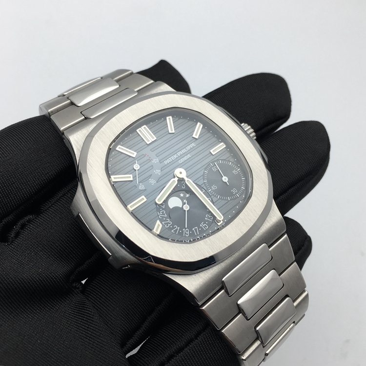 PATEK PHILIPPE 百达翡丽 运动系列，5712/1A-001。40毫米表径，精钢表壳，表盘中央的深蓝色向外渐变为黑色，带水平压纹图案，10个18K白金棒式时标，带荧光涂层，18K白金棒式时针、分针，带荧光涂层，白色涂漆白金秒针、日期指针和月相指针，Cal.240 PS IRM C LU自动上弦机械机芯，动力储备48小时。专柜定价：291900元。  单表无附件。