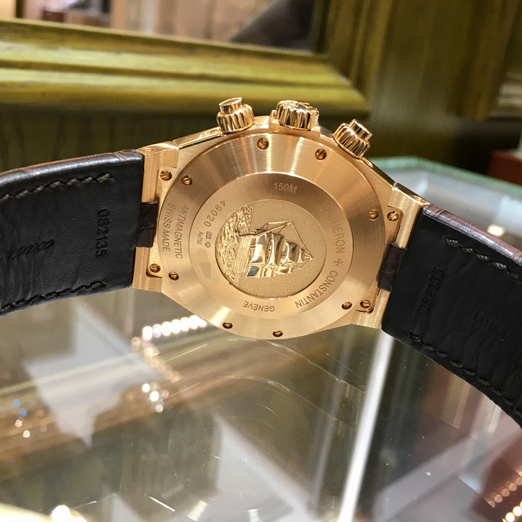 Vacheron Constantin 江诗丹顿 Overseas 纵横四海系列，49020/000R-9753。42毫米表径，18K玫瑰金表壳，灰色面盘，3点位置日期显示，6点位置月相显示，9点位置和12点位置分别为星期和月份显示，计时功能，自动上弦机械机芯，动力储备40小时。专柜定价：675000元。 全套附件齐全。