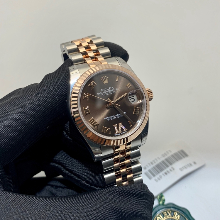 Rolex 劳力士 女装日志型系列，178271。31毫米表径，18K玫瑰金/精钢表壳，巧克力色镶有钻石面盘，罗马数字时标，3点位置防反光凸透式放大（2.5倍）日历窗，Cal.2235自动上弦机械机芯，动力储备48小时。专柜定价：90100元。 单表附保卡。