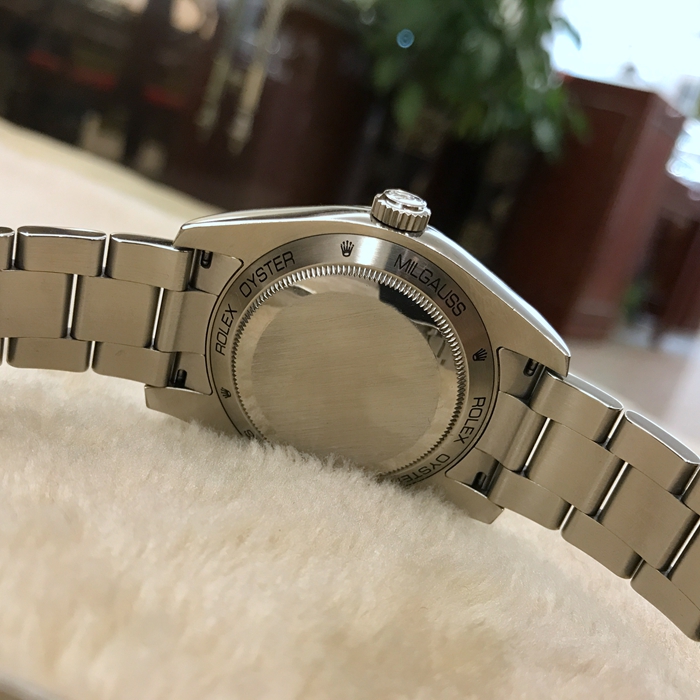 ROLEX 劳力士 MILGAUSS系列?，116400GV。40毫米表径，精钢表壳，绿玻璃，橙色闪电针?，自产3131自动上弦机械防磁机芯，动力储备48小时。专柜定价：63200元。 单表附保卡。