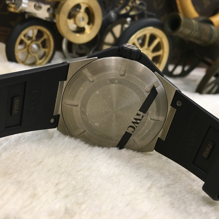 IWC 万国 工程师系列 IW326403。45毫米表径，钛金属表壳，深棕色表盘，三点位置视窗式日期显示，蓝宝石水晶玻璃表镜，自动上弦机械机芯，动力储备42小时。专柜定价：69000港币。 全套附件齐全。
