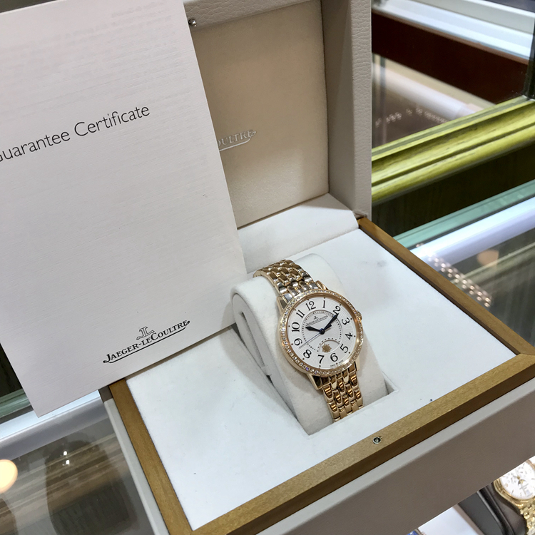 Jaeger-LeCoultre 积家 约会系列，3442120。34毫米表径，18K玫瑰金原钻表壳，镶嵌60颗钻石，约0.69 克拉，银色扭索饰纹面盘，花形指针，898A/1自动上弦机械机芯，动力储备38小时。专柜定价：263000元。 全套附件齐全。