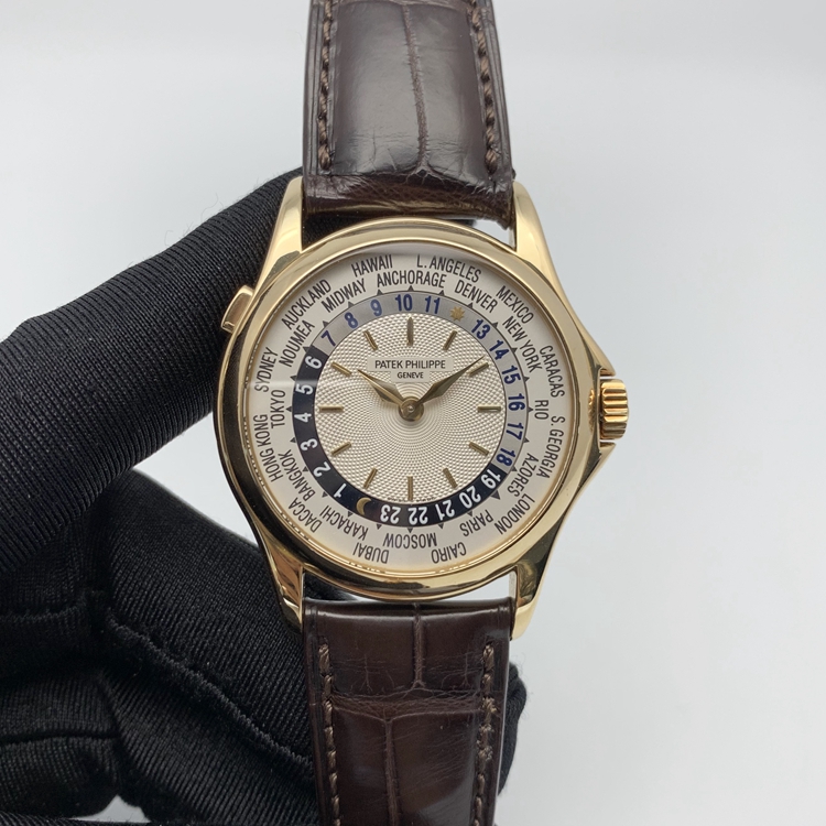 PATEK PHILIPPE 百达翡丽，5110J。37毫米表径，18K黄金表壳，银灰色面盘，月相显示功能，自动上弦机械机芯。 单表无附件。