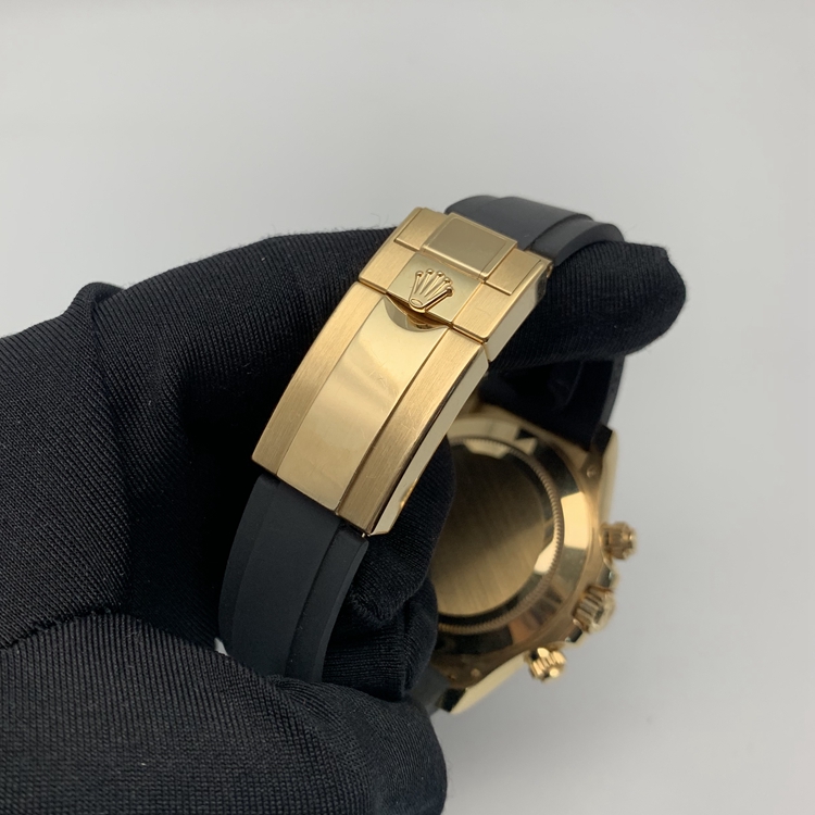 Rolex 劳力士 宇宙计型迪通拿系列，116518。40毫米表径，18K黄金表壳，黑色Cerachrom陶质实心外圈连计速刻度，黑色面盘，8颗钻石时标，6点位置小秒针显示，30分钟和12小时计时分别设于3点和9点位置，计时功能，4130自动上弦机械机芯，动力储备72小时。专柜定价：230200元。 单表无附件。
