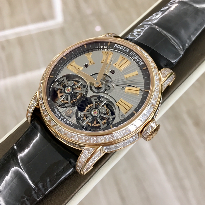RogerDubuis 罗杰杜彼 Hommage 致敬系列，RDDBHO0570。45毫米表径，18K玫瑰金表壳镶钻，银灰色面盘，罗马数字时标，双陀飞轮装置。手动上弦机械机芯，动力储备50小时。专柜定价：4865000元。 全套附件齐全。