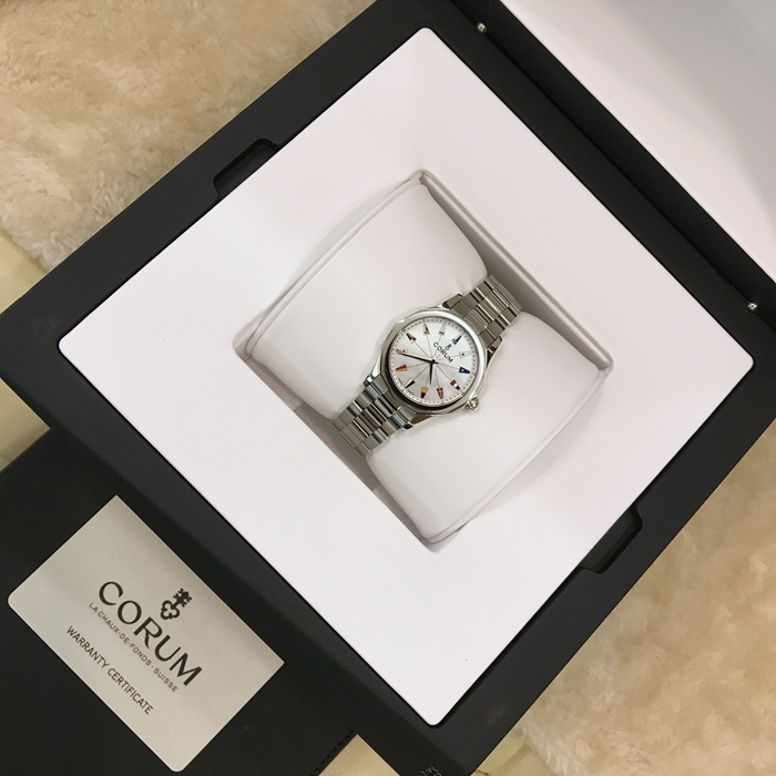 CORUM 昆仑 ADMIRAL'S CUP 海军上将杯系列，020.100.20/V200 PN22。32毫米表径，精钢表壳，白色贝母面，中心时针分针，精准石英机芯。 未使用品全套附件齐全。