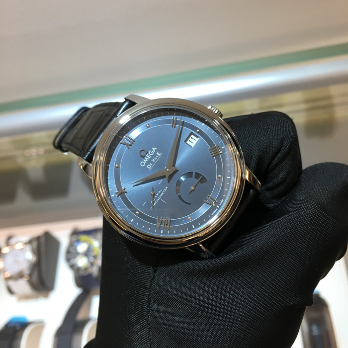 Omega 欧米茄 碟飞系列，424.13.40.21.03.002。39.5毫米表径，精钢表壳，镀铹面盘，3点位置日期显示，6点位置动力储备显示，自动上弦机械机芯，动力储备48小时。未使用品全套附件齐全。 专柜定价：35500元。