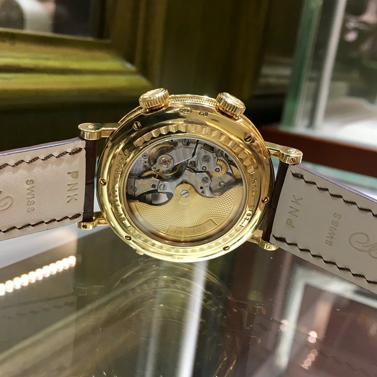 Breguet 宝玑 Classique 经典系列，5707BA/12/9V6。39毫米表径，18K黄金表壳，银灰色面盘，罗马数字时标，视窗式日期显示、动力储备显示，519F自动上弦机械机芯，动力储备显示45小时，专柜定价：311800元。 单表无附件。