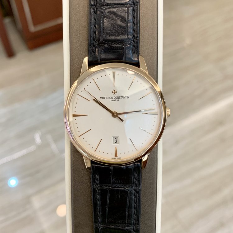 Vacheron Constantin 江诗丹顿 传承系列，85180/000J-9231。40毫米表径，18K黄金表壳，银白色面盘，6点位置为日期显示，2450 Q6自动上弦机械机芯，动力储备40小时，专柜定价：205000元。 单表无附件。