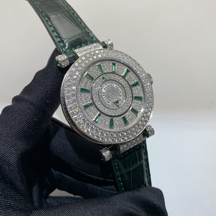 FRANCK MULLER 法兰克穆勒 LADIES'COLLECTION系列，DM 42 D 2R CD。42毫米表径，18K白金原钻表壳，满天星面盘，绿宝石刻度，自动上弦机械机芯。 单表无附件。