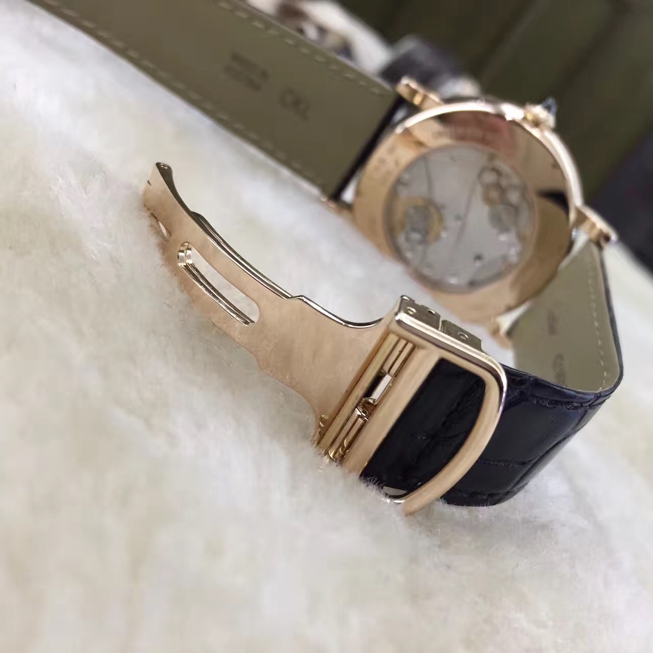 卡地亚CPCP“巴黎私人珍藏系列”（Collection Privée Cartier Paris），42毫米表径，18K玫瑰金，巴黎工作室，背透手动机械双C雕花机芯，特殊指针面盘展示昼夜的时空穿梭。时针以太阳与月亮的指向为准，分针沿下半部分半圆飞返式走向。 全套附件齐全。