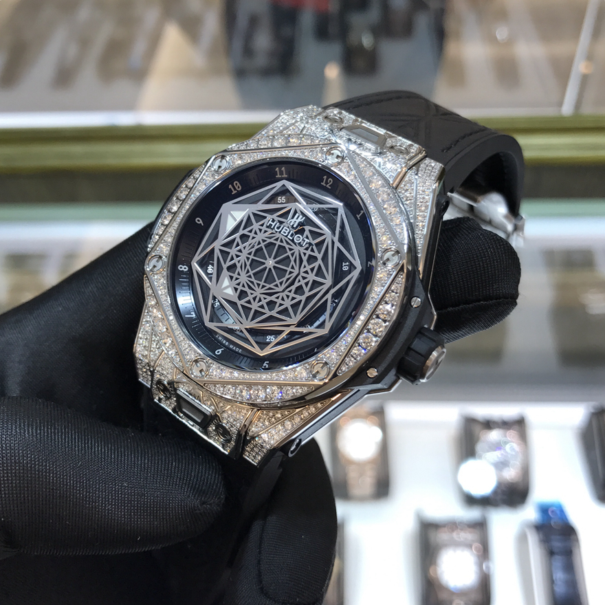 Hublot 宇舶 Bigbang 大爆炸系列，415.NX.1112.VR.1704.MXM17。45毫米表径，钛金属表壳，饰以“Maxime Buchi”设计的镌刻图案镶嵌256颗钻石，重0.80克拉，哑光及缎面黑色面盘，抛光八角形镂空式指针，HUB1213自动上弦机械机芯，动力储备72小时。 未使用品全套附件齐全。