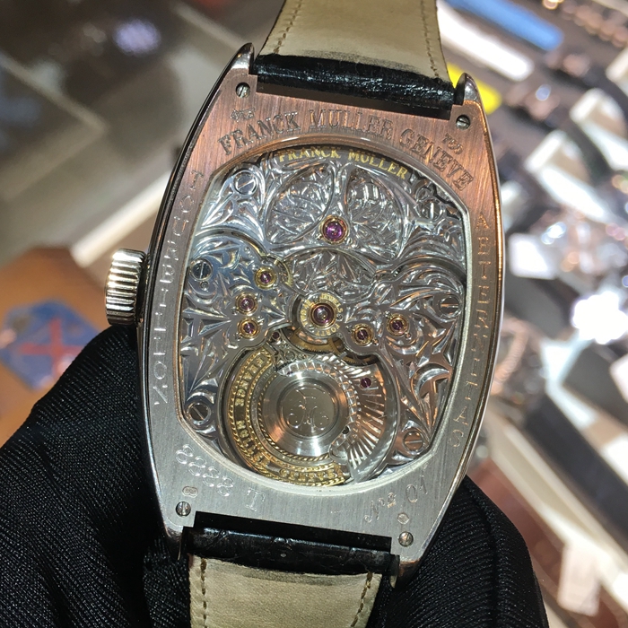 FRANCK MULLER 法兰克穆勒 GRAND COMPLICATIONS系列，8888 T。38.2x57.6毫米表径，18K白金表壳，黑色酒桶型面盘白字，6点位置镂空陀飞轮装置，FM3400背透手工雕花自动上弦机械机芯，动力储备192小时。 全套附件齐全。
