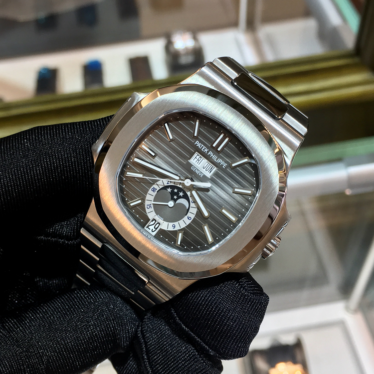 PATEK PHILIPPE 百达翡丽 NAUTILUS 运动系列，5726/1A-001。40.5毫米表径，精钢表壳，黑色渐变表盘，覆荧光涂层金质立体时标，3点位置视窗式日期显示、月相显示，12点位置星期、月份显示，不锈钢链带，配有nautilus折叠式表扣，旋入式表冠，324 S QA LU 24H/303自动上弦机械机芯，动力储备45小时。专柜定价：333100元。 未使用品全套附件齐全。
