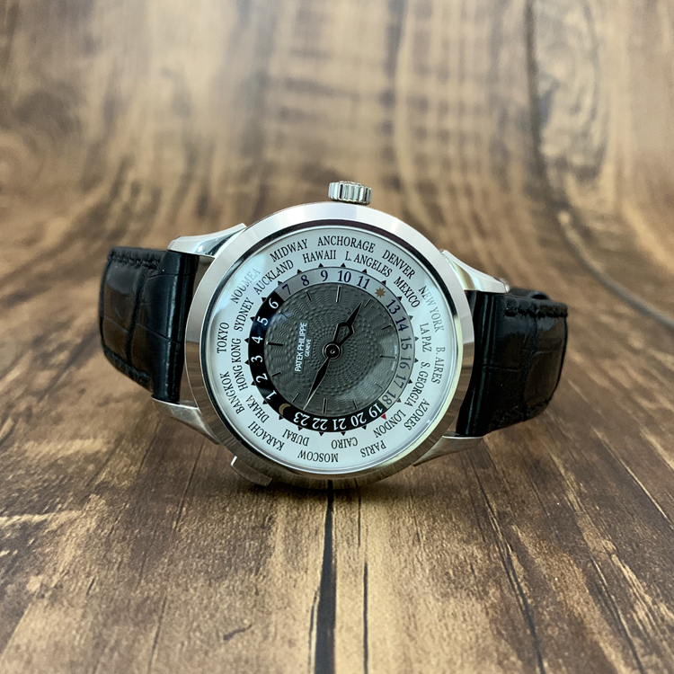 PATEK PHILIPPE 百达翡丽 复杂功能时计系列，5230G-001。38.5毫米表径，18K白金表壳，炭灰色漆表盘，手工雕饰纹，金质立体时标，24个时区的24小时与昼/夜显示，240 HU自动上弦机械机芯，动力储备48小时，专柜定价：348600元。 全套附件齐全。