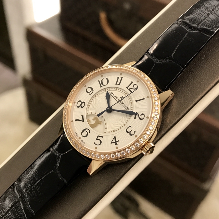 Jaeger-LeCoultre 积家 约会系列，Q3442520。34毫米表径，18K玫瑰金表壳镶嵌60颗钻石，约0.69克拉。银色扭索饰纹面盘，6点位置月相显示，蓝宝石水晶玻璃表镜，自动上弦机械机芯。专柜定价：178500元。 全套附件齐全。