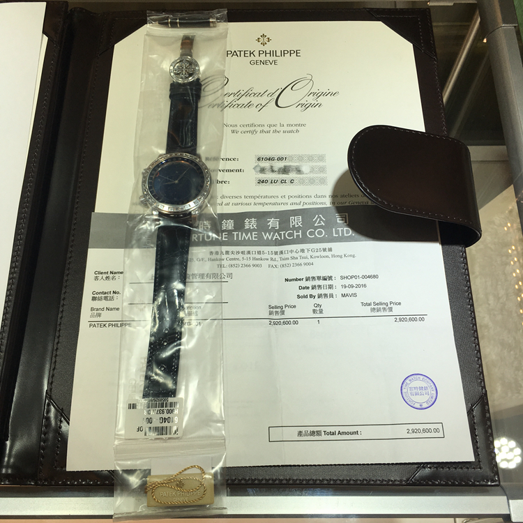 PATEK PHILIPPE 百达翡丽 超级复杂功能时计系列，6104G-001。44毫米表径，18K白金原钻表壳，深蓝色面盘，表盘上有三个由蓝宝石水晶玻璃制成的呈金属光泽的圆盘，其中被椭圆圈环绕的部分，显示日内瓦的夜空，日期显示功能，Cal.240 LU CL C自动上弦机械机芯，动力储备48小时，专柜定价：2938700元。 未使用品全套附件齐全。