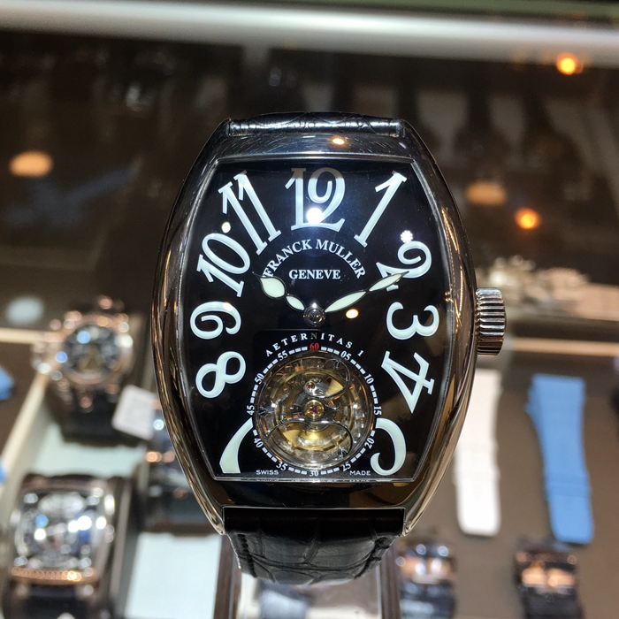 FRANCK MULLER 法兰克穆勒 GRAND COMPLICATIONS系列，8888 T。38.2x57.6毫米表径，18K白金表壳，黑色酒桶型面盘白字，6点位置镂空陀飞轮装置，FM3400背透手工雕花自动上弦机械机芯，动力储备192小时。 全套附件齐全。