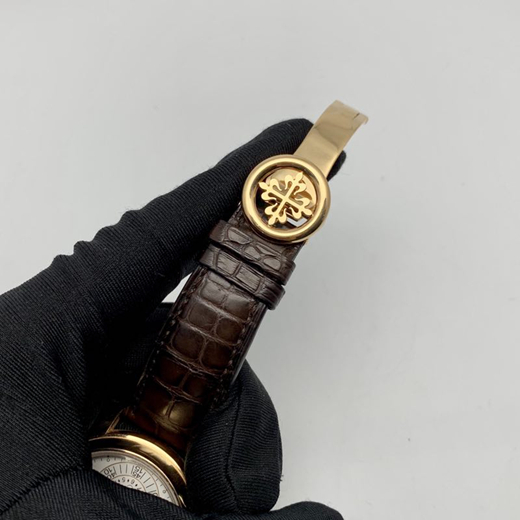 PATEK PHILIPPE 百达翡丽 复杂功能计时系列，5960R-011。40毫米表径，18K玫瑰金表壳。白色表盘，金质立体时标。2点、10点和12点位置分别设置了视窗式月份、星期和日期显示、计时功能。蓝宝石水晶玻璃表镜。自动上弦机械机芯，动力储备55小时。专柜定价：560300元。  全套附件齐全。