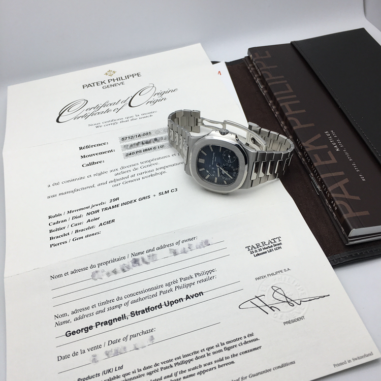 PATEK PHILIPPE 百达翡丽 运动系列，5712/1A-001。40毫米表径，精钢表壳，表盘中央的深蓝色向外渐变为黑色，带水平压纹图案，10个18K白金棒式时标，带荧光涂层，18K白金棒式时针、分针，带荧光涂层，白色涂漆白金秒针、日期指针和月相指针，Cal.240 PS IRM C LU自动上弦机械机芯，动力储备48小时。专柜定价：291900元。  单表无附件。