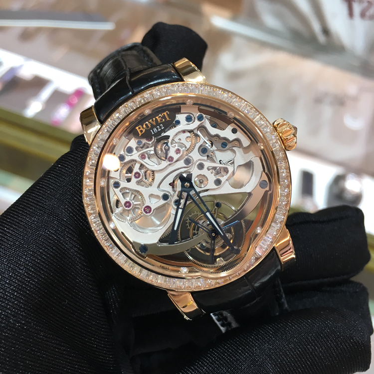 Bovet 播威 Dimier系列，ETRO-41RG-DBO-M1。41毫米表径，表壳由18K玫瑰金打造表圈镶嵌豪华T方钻，机芯采用工艺非常精致的手工雕花镂空陀飞轮，巧夺天工，极富美感。 未使用品单表无附件。