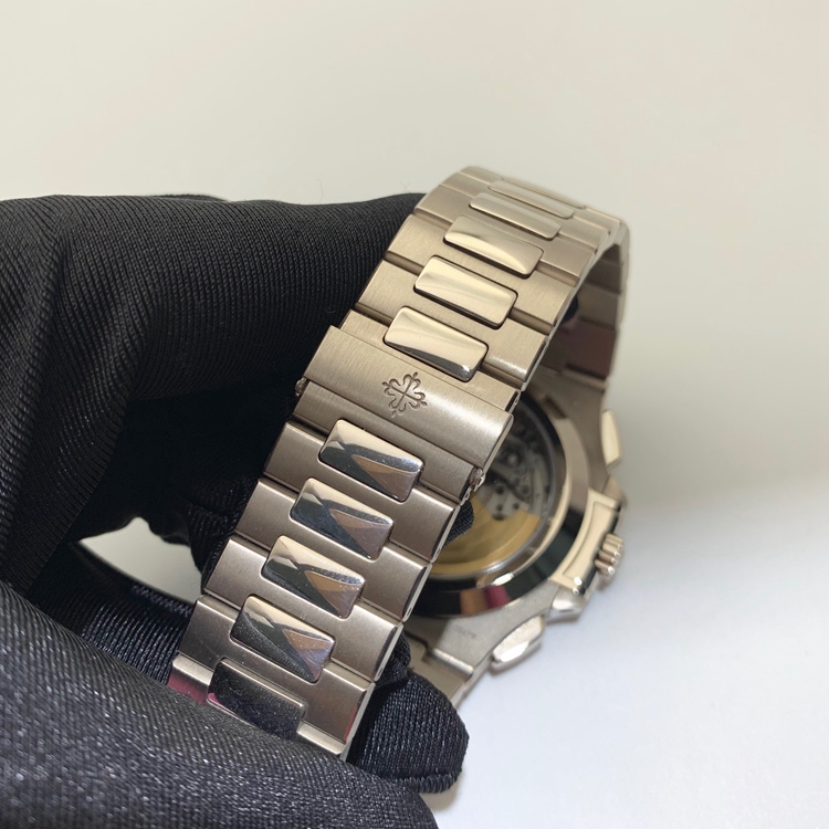 PATEK PHILIPPE 百达翡丽 NAUTILUS 运动系列，5976/1G。44毫米表径，18K白金表壳，蓝色PVD处理的18K金面盘，横向凸纹图案装饰及