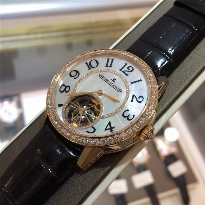 Jaeger-LeCoultre 积家约会系列，Q3412405，39毫米表径，玫瑰金原镶钻，贝母面表盘，六点位置陀飞轮装置，背透自动机械。公价625000元。 未使用品全套附件齐全。