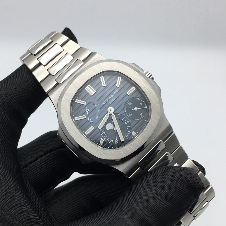 PATEK PHILIPPE 百达翡丽 运动系列，5712/1A-001。40毫米表径，精钢表壳，表盘中央的深蓝色向外渐变为黑色，带水平压纹图案，10个18K白金棒式时标，带荧光涂层，18K白金棒式时针、分针，带荧光涂层，白色涂漆白金秒针、日期指针和月相指针，Cal.240 PS IRM C LU自动上弦机械机芯，动力储备48小时。专柜定价：291900元。  单表无附件。