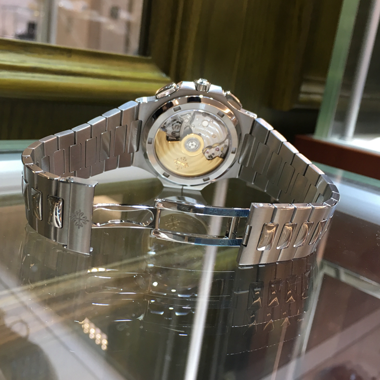 PATEK PHILIPPE 百达翡丽 NAUTILUS 运动系列，5990/1A-001。精钢表壳，黑色渐变表盘，覆荧光涂层金质立体时标，中心大秒针，当地与原居地双时区时间显示，视窗式‘LOCAL’（本地）和‘HOME’（原居地）昼/夜显示。不锈钢链带，配有Nautilus折叠式表扣，旋入式表冠，蓝宝石水晶透盖。自产CH 28-520 C FUS 自动上弦机械机芯，动力储备45-55小时。专柜定价：401400元。 单表附保卡。