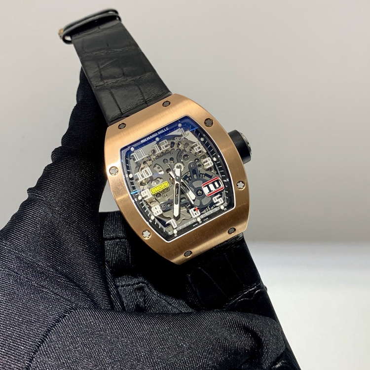 RICHARD MILLE 理查德米勒 男士系列，RM 029。47.5*38.5毫米表径，18K玫瑰金表壳，镂空酒桶型面盘，四点位置日期显示，自动上弦机械机芯。 单表无附件。