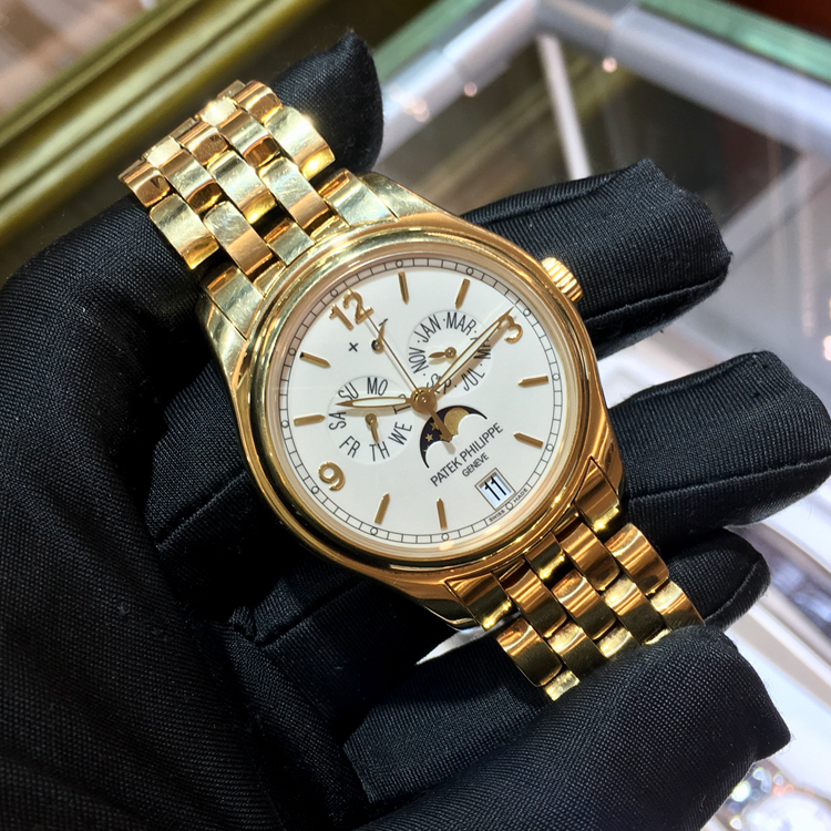 PATEK PHILIPPE 百达翡丽 复杂功能时计系列，5146/1J-001。39毫米表径，18K黄金表壳，米黄色面盘，金质立体时标和字块，中心大秒针。年历功能，指针式星期和月份显示、动力储存显示，视窗式日期显示、月相显示。324 S IRM QA LU自动上弦机械机芯，动力储备45小时。 单表无附件。